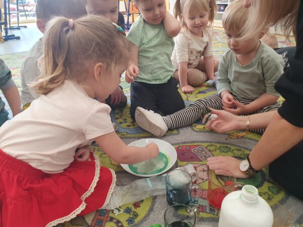 Motylki bawią się kolorami