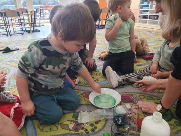 Motylki bawią się kolorami