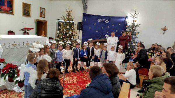 Przedszkolaki rozgrzewają serca przybyłych gości pięknym śpiewem