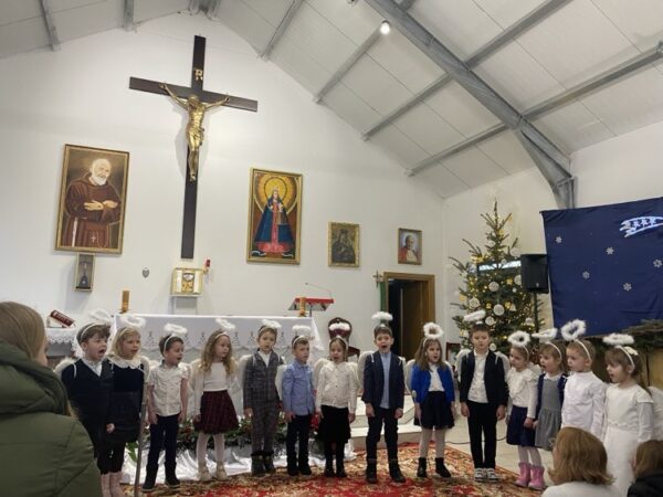 Przedszkolaki śpiewają kolędy