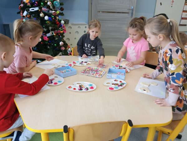 Dzieci dekorują przygotowane z masy solnej magnesy