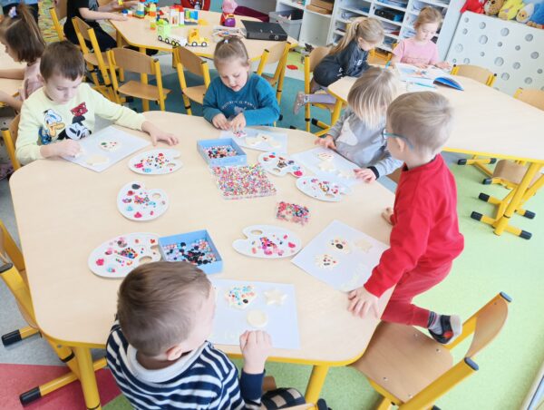 Każdy przedszkolak układa własną kompozycję