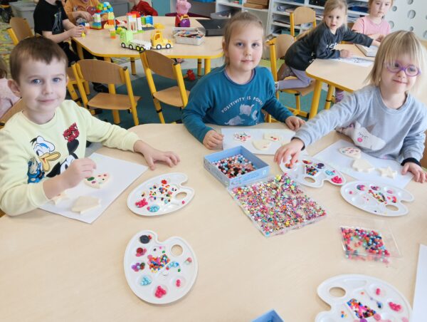 Pszczółki dzielnie pracują nad powierzonym zadaniem