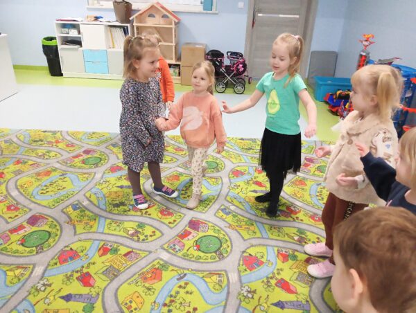 Zamieszanie na polanie - zabawa ruchowa