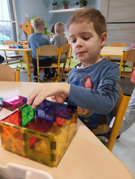 Zabawa nowymi klockami magnetycznymi