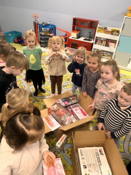 Dzieci cieszą się z nowych zabawek