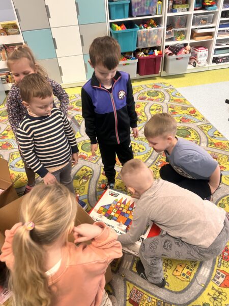 Chłopcy pomagają rozpakować paczki