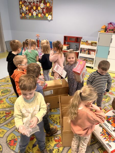 Rozpakowywanie paczek z zabawkami