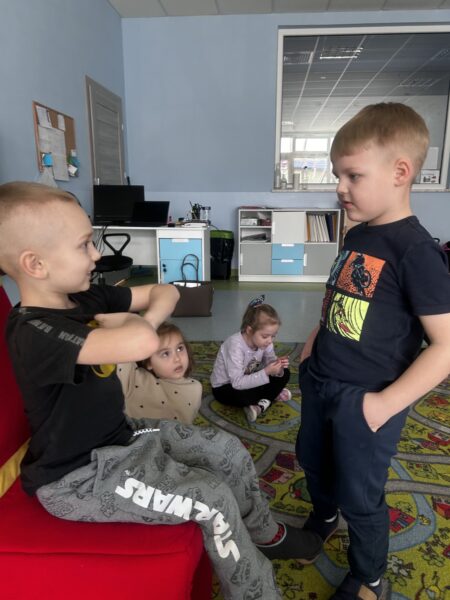 Kubuś składa życzenia urodzinowe koledze z grupy