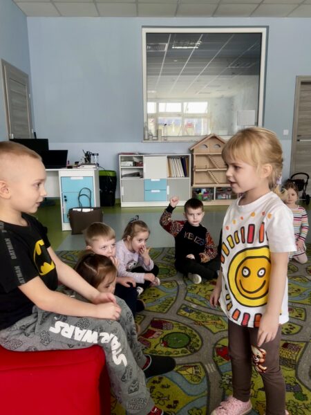 Michalinka składa życzenia urodzinowe koledze z grupy