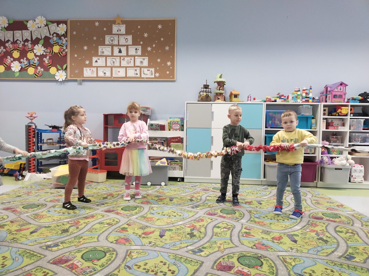 Przesuwamy gumę sensoryczną raz w lewą stronę raz w prawą (left - right)