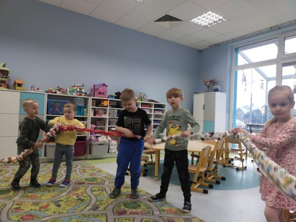 Przekładamy gumę coraz szybciej z jednej dłoni do drugiej (round and round)