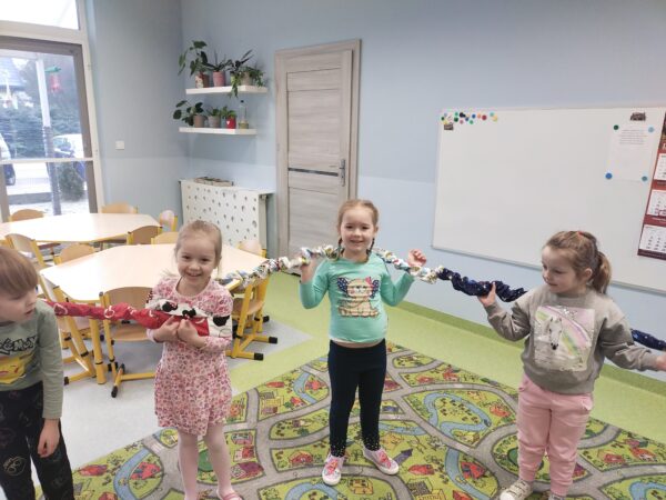 Przesuwamy się z gumą do środka i na zewnątrz (in - out)
