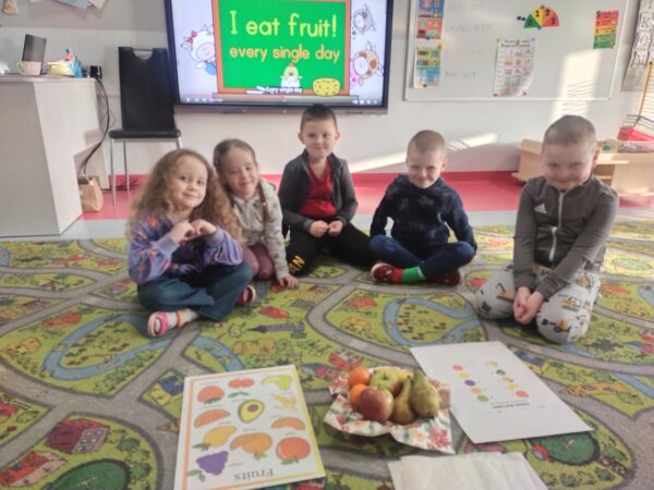 Przedszkolaki powtarzają nazwy poznanych owoców w języku angielskim