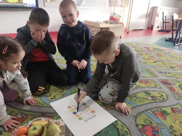 Dominik łączy kolorowe kółko z właściwym owocem