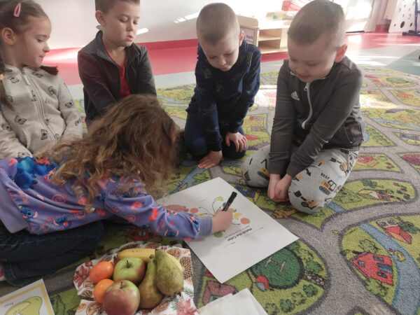 Eliza łączy gruszkę z właściwym kolorem