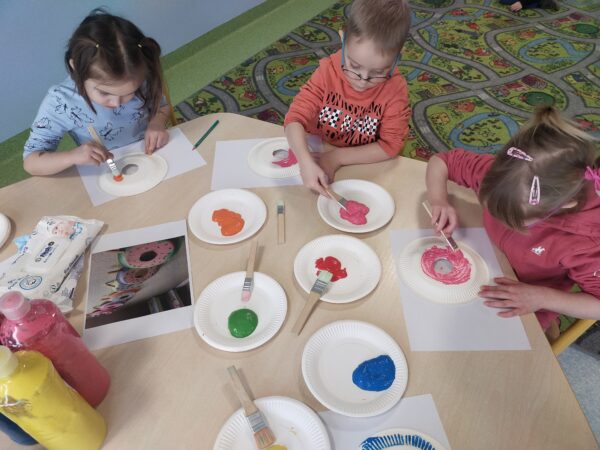 Pszczółki malują farbami donuty