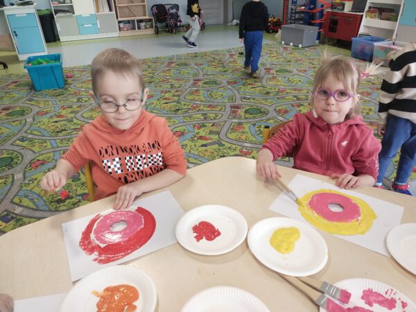 Pola i Filip kończą zamalowywać swoje oponki