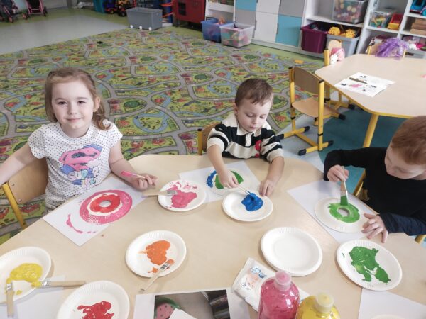 Przedszkolaki pracują w skupieniu