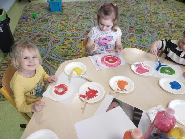 Dzieci dokładnie malują farbami