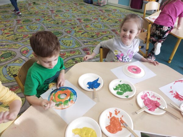 Przedszkolaki tworzą wymarzone donuty