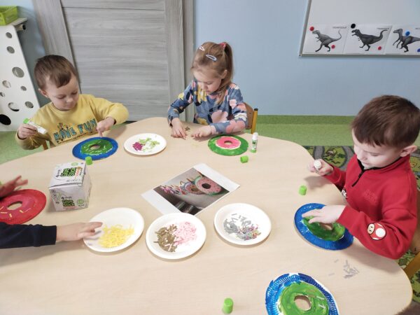 Przedszkolaki pracują w skupieniu