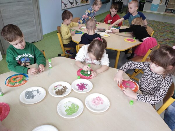 Dzieci tworzą wymarzone donuty