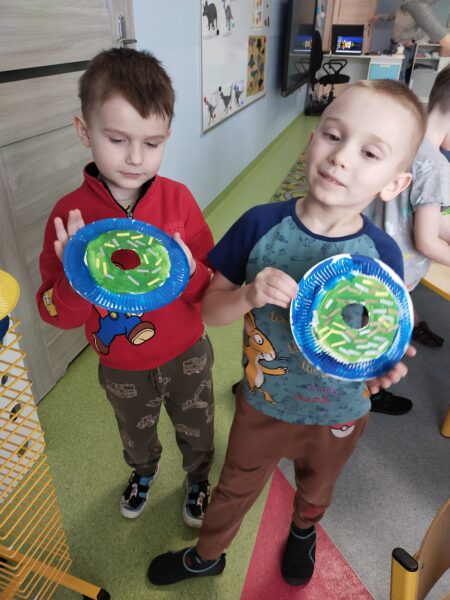 Oliwier i Oskar prezentują efekty swojej pracy