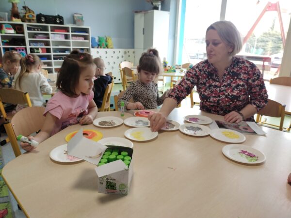 Pszczółki dekorują swoje oponki wycinankową posypką