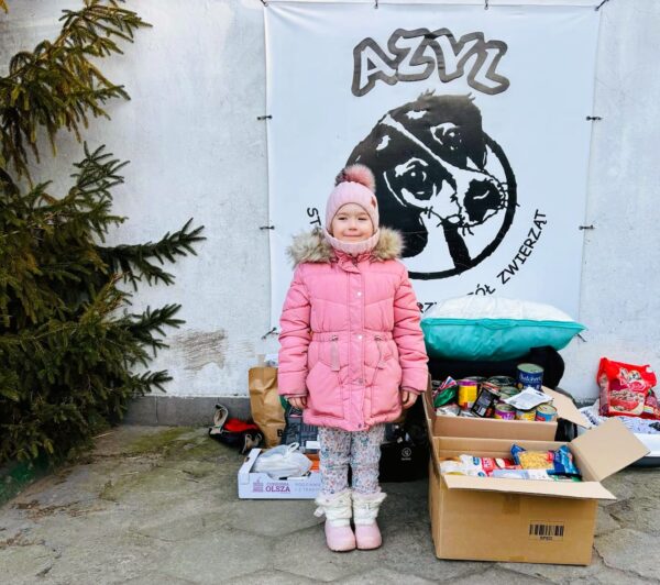 Marcelinka dumnie prezentuje dary, które razem z mamą przewiozła do schroniska "AZYL" w Białej Podlaskiej.