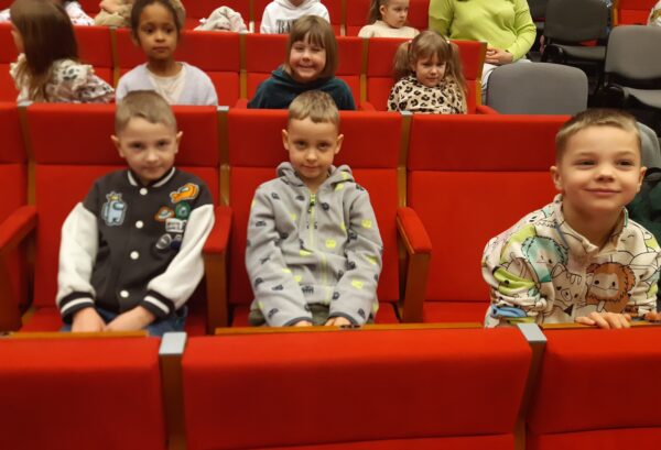 Misie czekają na przedstawienie teatralne pt. "Przyjaciele z Bullerbyn".