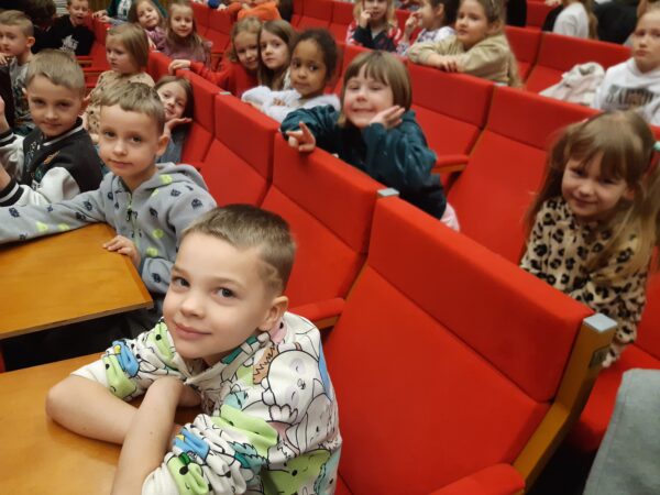 Misie czekają na przedstawienie teatralne pt. "Przyjaciele z Bullerbyn".