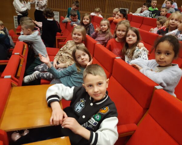 Misie czekają na przedstawienie teatralne pt. "Przyjaciele z Bullerbyn".