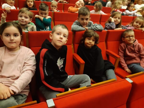 Misie czekają na przedstawienie teatralne pt. "Przyjaciele z Bullerbyn".