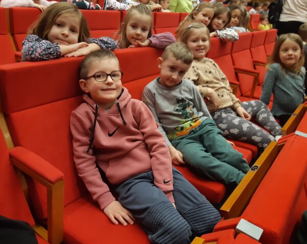 Misie czekają na przedstawienie teatralne pt. "Przyjaciele z Bullerbyn".