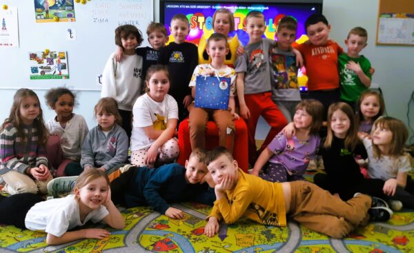 Pamiątkowe zdjęcie Fabiana z grupą Misiów.