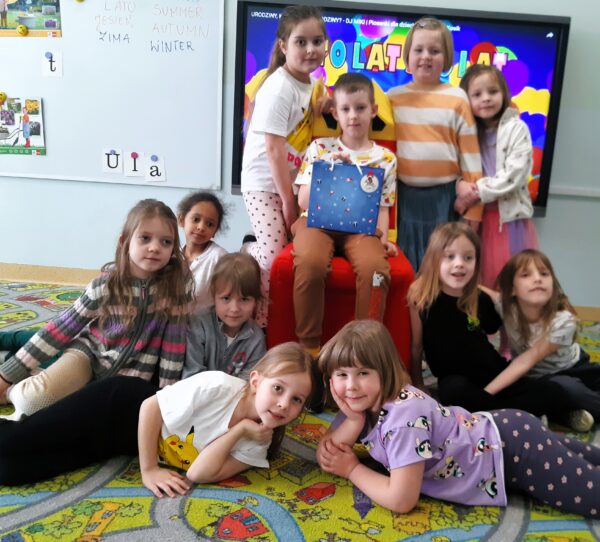 Pamiątkowe zdjęcie Fabiana z dziewczynkami.