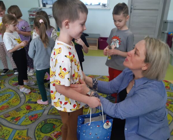 Wychowawczyni składa Fabianowi urodzinowe życzenia.