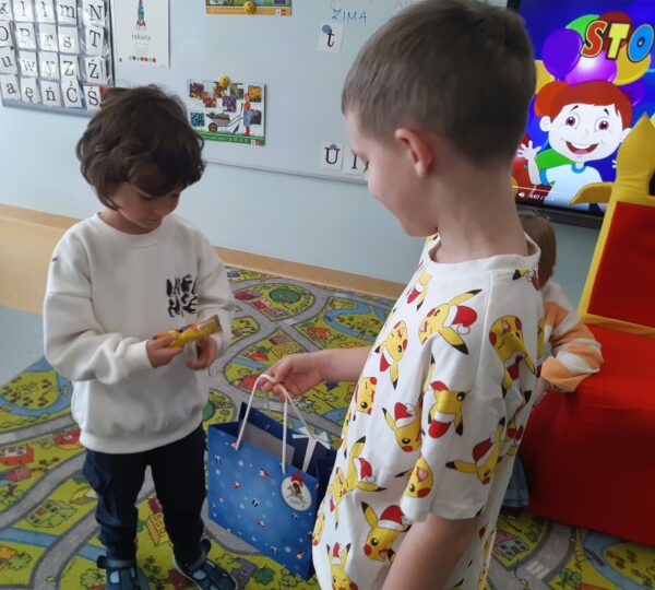 Fabian częstuje Ignacego słodkościami.