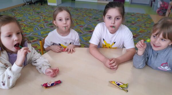 Misie testują smaki kolorowych lizaków - prezentów od Fabiana.