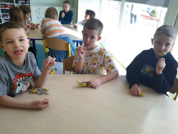 Misie testują smaki kolorowych lizaków - prezentów od Fabiana.