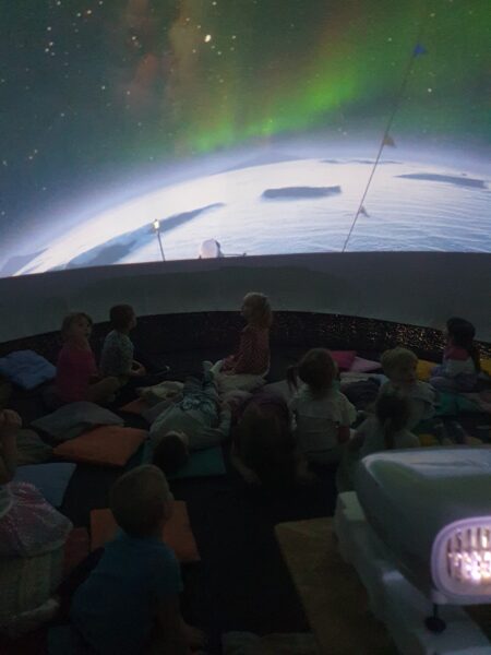 Motylki w planetarium