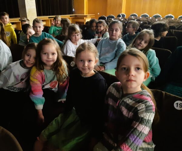 Misie czekają na przedstawienie teatralne pt. "Calineczka".