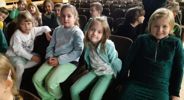 Misie czekają na przedstawienie teatralne pt. "Calineczka".