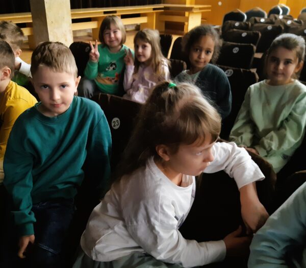 Misie czekają na przedstawienie teatralne pt. "Calineczka".