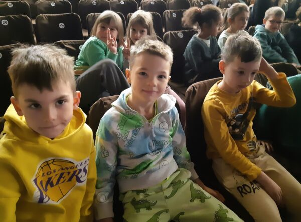 Misie czekają na przedstawienie teatralne pt. "Calineczka".