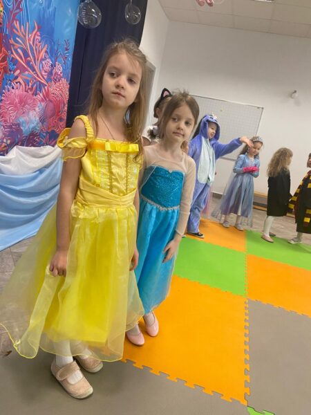 Dziewczynki zachwycają strojami