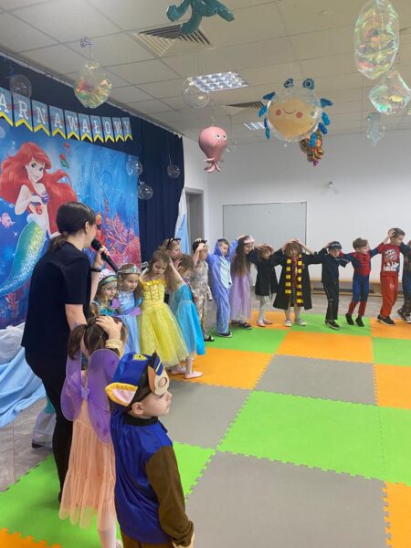 Pani Maja prowadzi zabawy taneczne