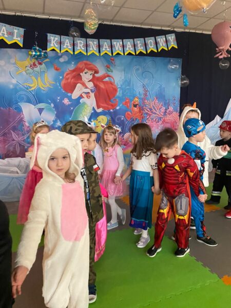 Przedszkolaki prezentują swoje przebrania