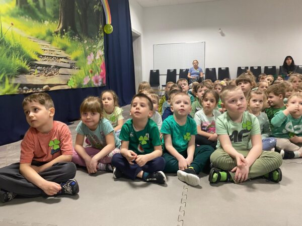 Przedszkolaki oglądają imponującą zieleń Irlandii i słuchają pięknej, irlandzkiej muzyki